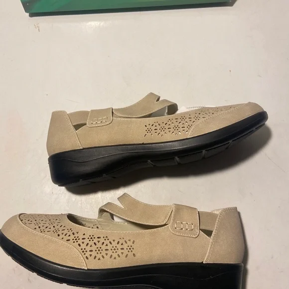 Easy street natural lightweight maryjanes 1/2” wedge heel various sizes NWT - Picture 4 of 6